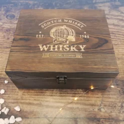 Whisky Geschenk-Set Mit 2 Gläsern, Eiswürfeln Aus Edelstahl, Zange, Samtbeutel In Einer Schönen Holzbox 7 Whisky Geschenk-Set Mit 2 Gläsern, Eiswürfeln Aus Edelstahl, Zange, Samtbeutel In Einer Schönen Holzbox -Küchenbedarf Laden 15225e0acc60b7695d96410036b36fbc