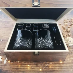 Whisky Geschenk-Set Mit 2 Gläsern, Eiswürfeln Aus Edelstahl, Zange, Samtbeutel In Einer Schönen Holzbox 3 Whisky Geschenk-Set Mit 2 Gläsern, Eiswürfeln Aus Edelstahl, Zange, Samtbeutel In Einer Schönen Holzbox -Küchenbedarf Laden 5ed0edb30fae6241d07c2c9f5c983556