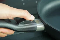 NEU: Kikis Premium Guss-Pfanne 28cm -Küchenbedarf Laden 6c91d29e73fdbfda6c0386e3fcced7ca