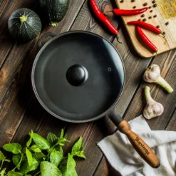 Gusspfanne Ø 24 Cm Mit DECKEL Bratpfanne Gusseisen MAYSTERNYA IRON WOOD -Küchenbedarf Laden 6fcd8249e51f85da48e3c8cf4b2941cb